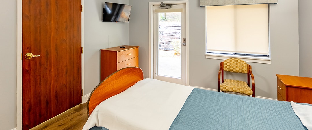 edisto post acute single room with bed and dresser