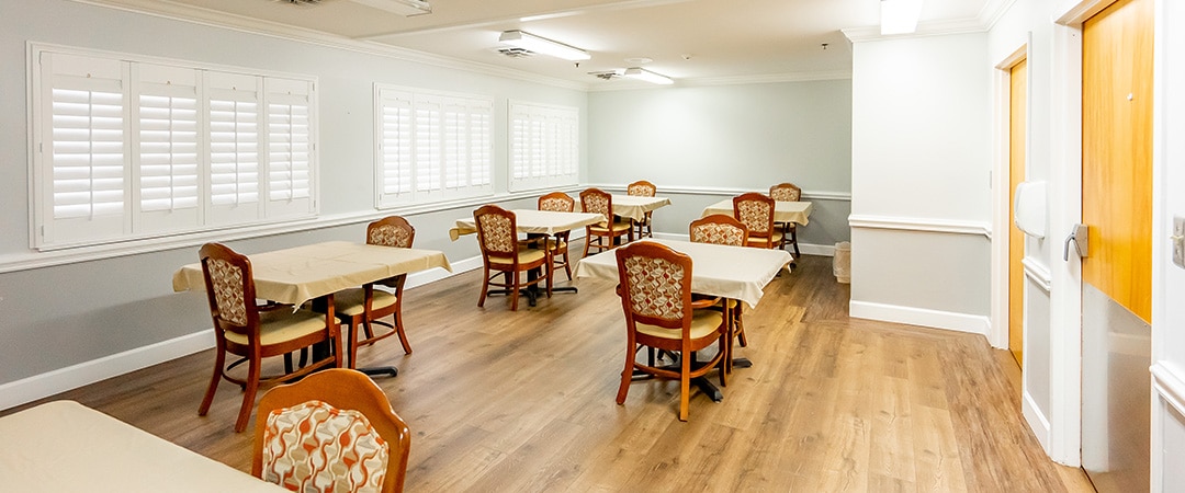 edisto post acute dining area with tables and chairs